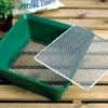 35 X 35 X 12,5 Cm 2-in-1 Boden- Und Gartensieb | Gartenzubehör Von Garland -Deutschland Wiesen Pracht Verkaufs-Shop 560578 2 in 1 Sieb G104 gl 0